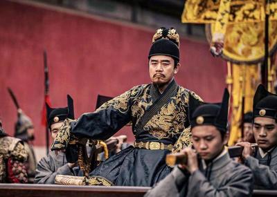 朱元璋批奏折到深夜,宮女端來(lái)一碗熱粥,朱元璋:粥留下,人斬了